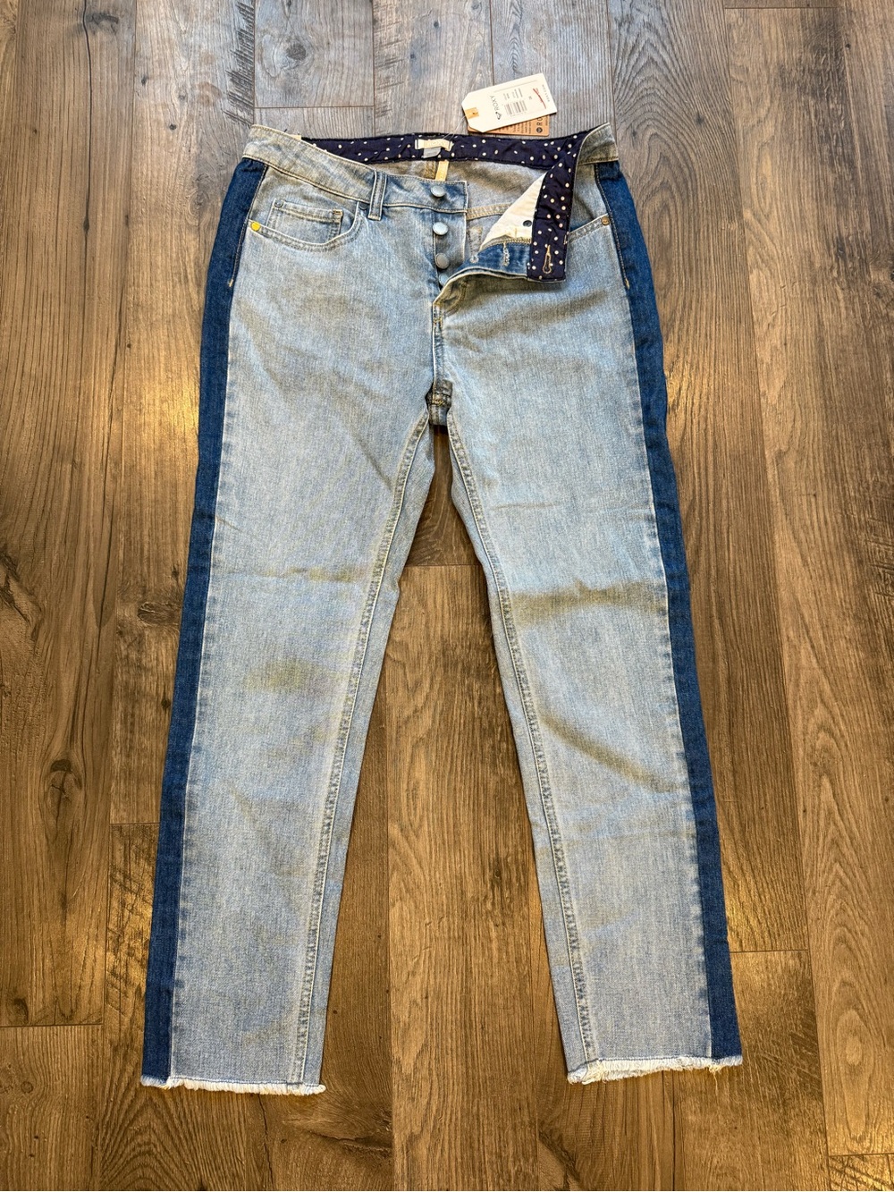 Roxy Cloudy Days 2-tone Boyfriend Ankle Jeans with Raw and Frayed Hem. Size 28W